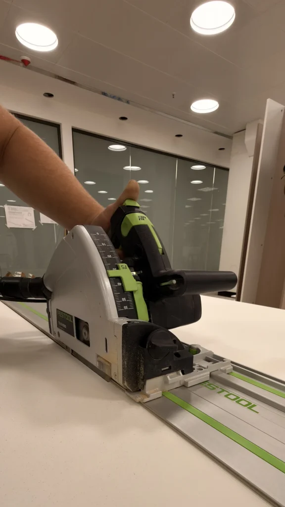 Mitarbeiter misst ein Sägeblatt in der Werkstatt